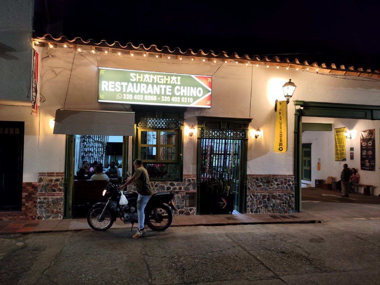 Shanghai Restaurante Chino - Vista nocturna
